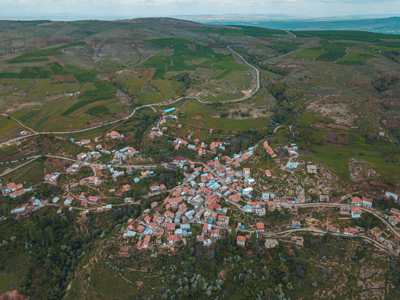 gallery-1 Explore the scenic aerial view of Felahiye town amidst lush greenery in Kayseri, Türkiye.